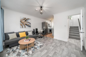 COZY 3 Bed House With Garden & Parking in Rochester, Kent Mins to Train Station, WiFi